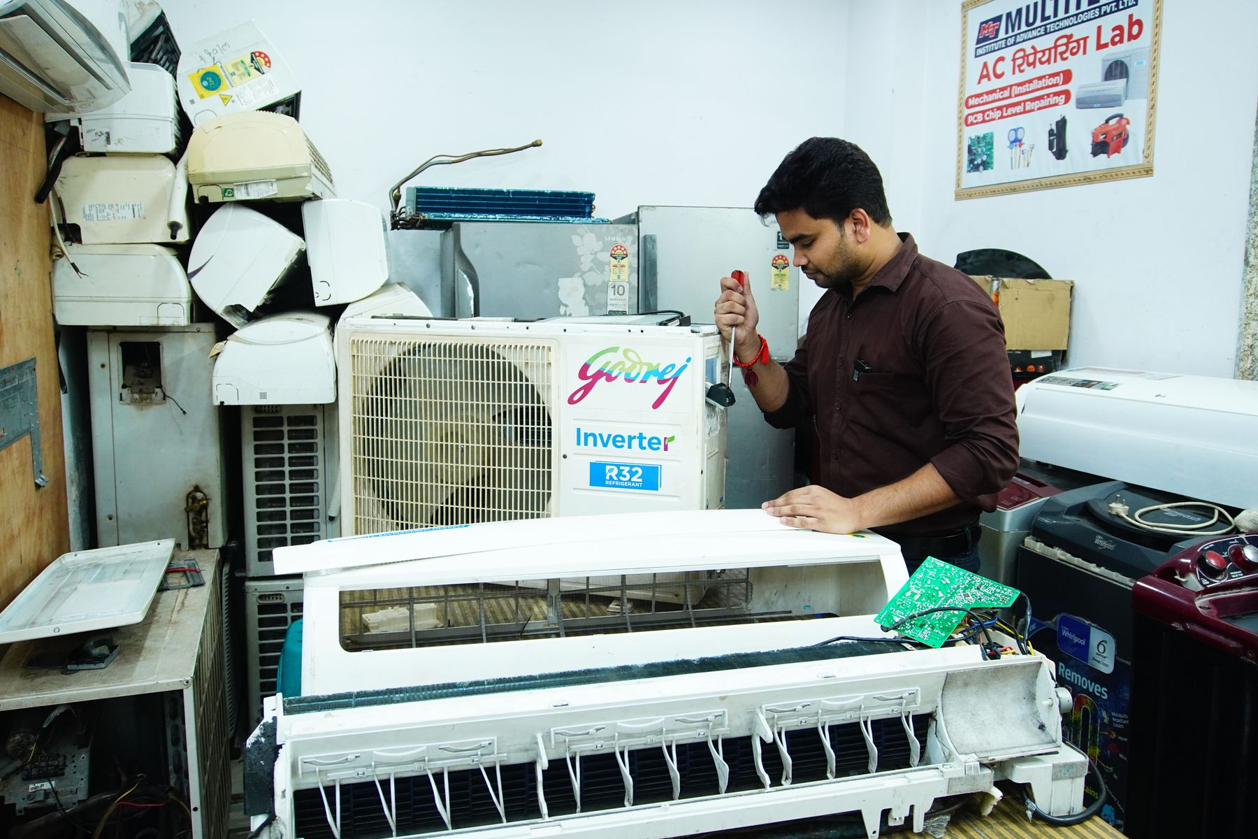 Tecnico che installa un climatizzatore